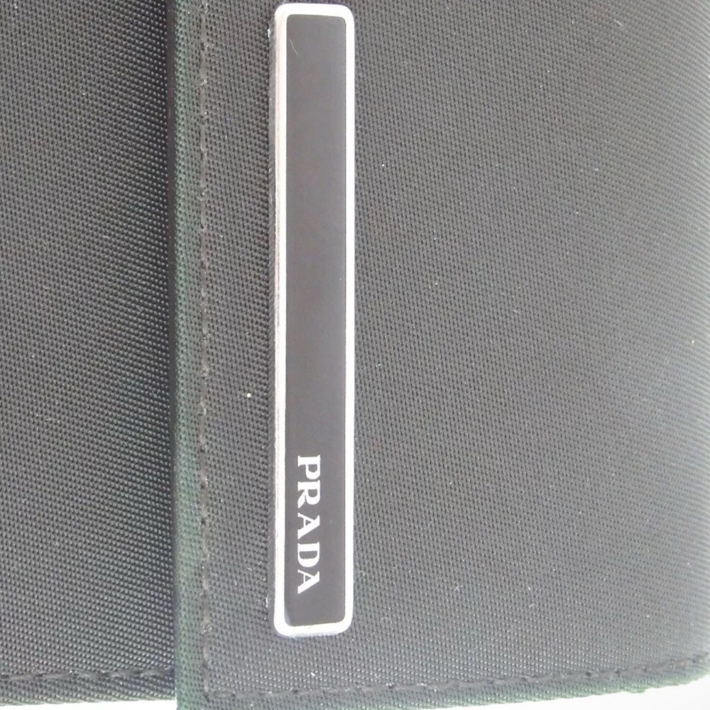 🔥🔥 💯 NWOT AUTHENTIC PRADA WALLET IN BEAUTIFUL COLOR. NWOT🔥🔥